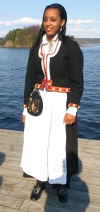 Mona i bunad med jakke