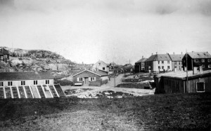 Nerlandsdalens brakker fra krigens dager. De to brakkene til venstre ble brukt til fengsel av N.S fanger i mai 1945. Til høyre ser vi en del av husrekken i Marstrands gate. Bildet er datert Mai 1946. Fra Nordmøre Museums fotosamlinger.