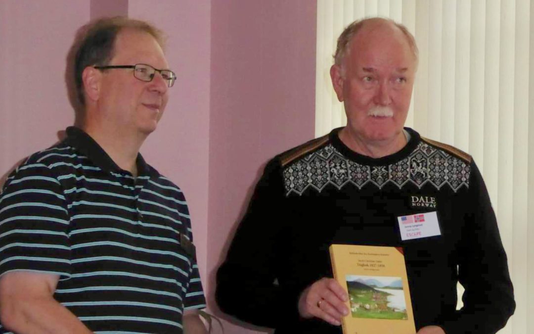 Slektsforsker Jonny Lyngstad overrekker bøker til Chester Fritz Library